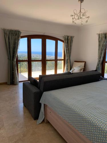 キレニアにあるSpectacular views from this villa in Laptaのギャラリーの写真