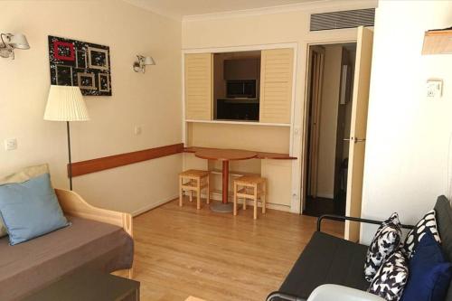 un salon avec un canapé et une table dans l'établissement 7 min Walk Metro Line 1-La Defense Charras, à Courbevoie