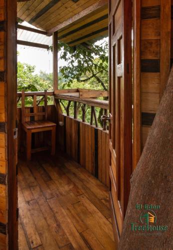Ein Balkon oder eine Terrasse in der Unterkunft Eden Treehouse