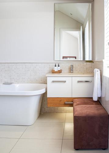 Bilik mandi di Marine Square Luxury Suites