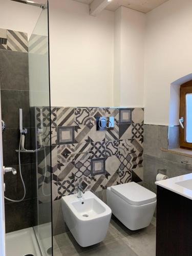 A bathroom at Via Roma 81
