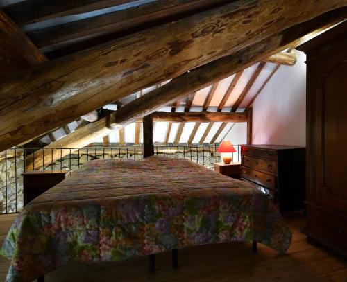 una camera da letto con letto in mansarda di Il Rustico a Ronco Canavese