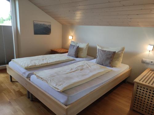 ゾントホーフェンにあるWidderstein Sonthofenのベッドルーム1室(大型ベッド1台、白いシーツ、枕付)