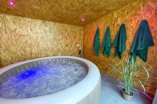 亞眠的住宿－Unique - SPA - 4 Pers - NETFLIX - Gare，墙上的热水浴缸