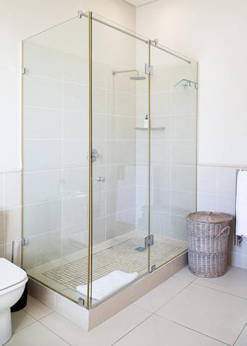 Bilik mandi di Marine Square Luxury Suites