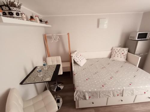 - une petite chambre avec un lit et une table dans l'établissement Au Coeur du Luberon, à Cavaillon