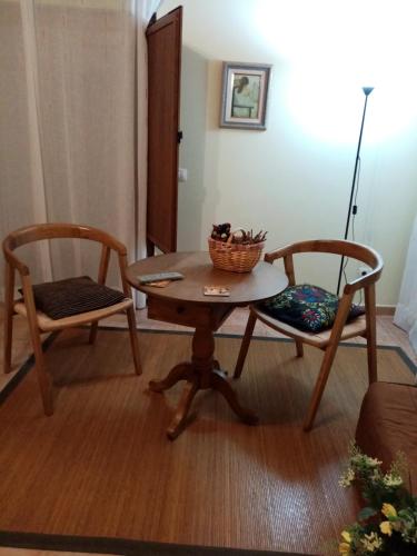 a table and two chairs in a living room at Posada La Canal in Ubiarco