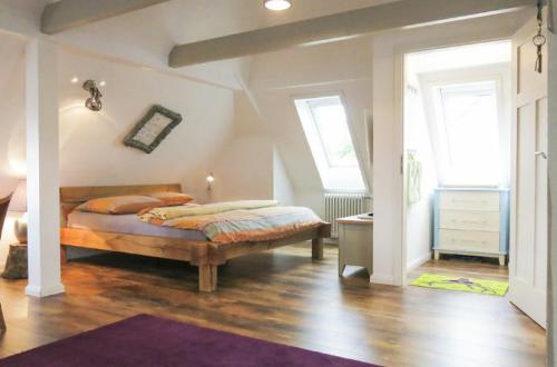 Un pat sau paturi într-o cameră la Charmantes Studio in Schwabach bei Nürnberg (Messe)