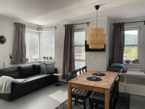 salon z kanapą i stołem w obiekcie Apartment Klínovec SUN - garážové parkování w mieście Loučná pod Klínovcem
