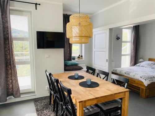 jadalnia ze stołem, krzesłami i łóżkiem w obiekcie Apartment Klínovec SUN - garážové parkování w mieście Loučná pod Klínovcem