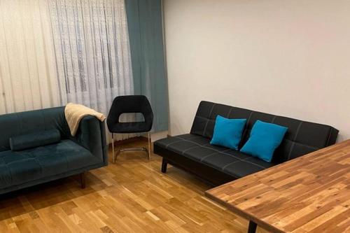 a living room with a couch and a table at 76 m² Ferienwohnung 2 Schlafzimmer, max. 7 Gäste in Kennelbach