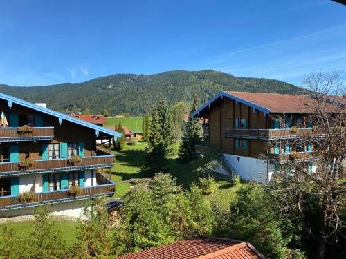 Una vista aérea de un complejo turístico con montañas al fondo. en Ferienwohnung „Bergzeit“, en Inzell