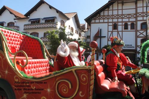 un grupo de personas montando en un carruaje en un desfile en Acácia Negra - A Jóia do Centro en Gramado