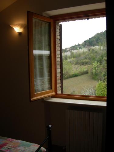 a window in a room with a view of a field at Casa Vacanze Fortini in Assisi