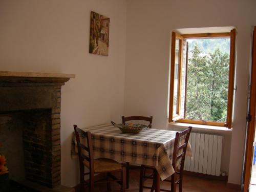 comedor con mesa y ventana en Casa Vacanze Fortini Mario, en Piano Delle Pieve