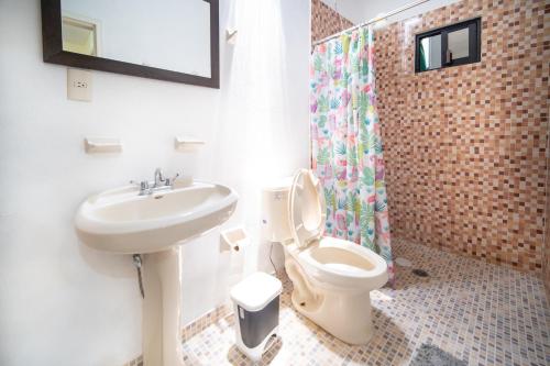 ein Bad mit einem Waschbecken, einem WC und einer Dusche in der Unterkunft Casa nueva y moderna en Juchitán in Juchitán de Zaragoza