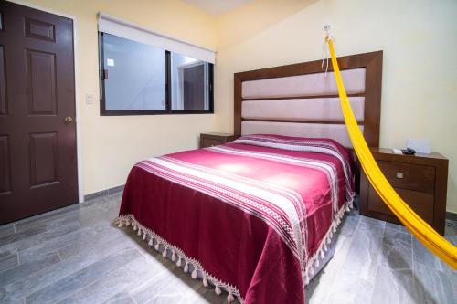 a bedroom with a bed and a window at Casa nueva y moderna en Juchitán in Juchitán de Zaragoza