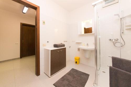 a bathroom with a shower and a sink and a toilet at B&B La Casa nel Borgo in Specchia