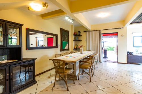ein Esszimmer mit Tisch und Stühlen in der Unterkunft Pousada Olhos Verdes in Bombinhas