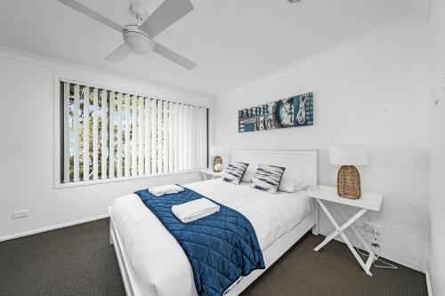 Un pat sau paturi într-o cameră la Husky 56 Beachfront Villa's