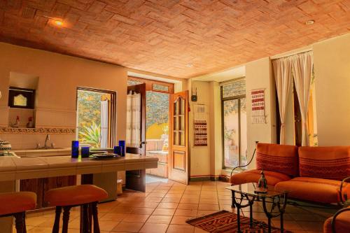 Il dispose d'une cuisine et d'un salon avec un canapé et une table. dans l'établissement Hotel Casa Pereyra, à Oaxaca