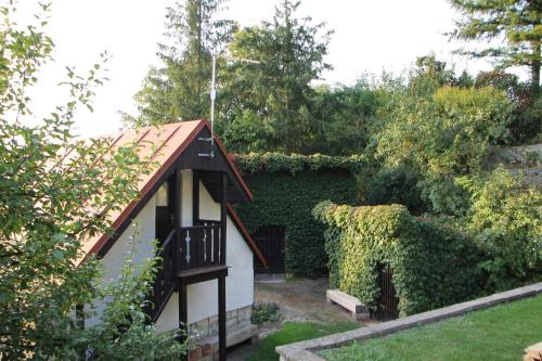 a house with ivy growing on the side of it at Chalupa pod zámkem in Mnichovo Hradiště