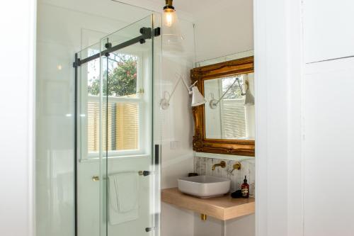 CartertonThe Alchemist Retreat, Private Studio in Carterton的一间带水槽和玻璃淋浴间的浴室