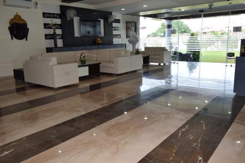Χώρος καθιστικού στο The Sky Imperial- Hotel Gopal Darshan