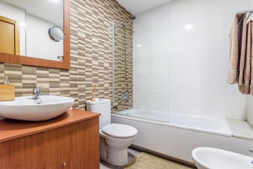ein Badezimmer mit Waschbecken, Toilette und Badewanne in der Unterkunft Precioso apartamento nuevo en el centro de A Coruña! in A Coruña