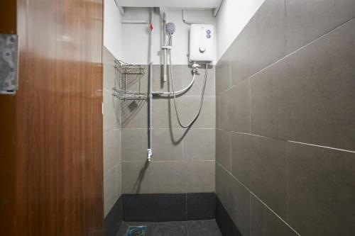 uma cabina de duche na casa de banho com um chuveiro em TheKatil Kuala Lumpur em Kuala Lumpur
