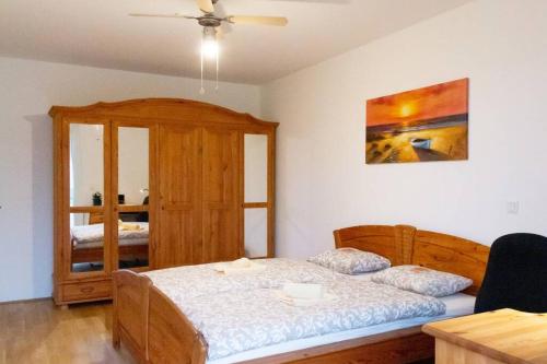 A bed or beds in a room at New, quiet flat next to U1, VIC, shopping mall,...