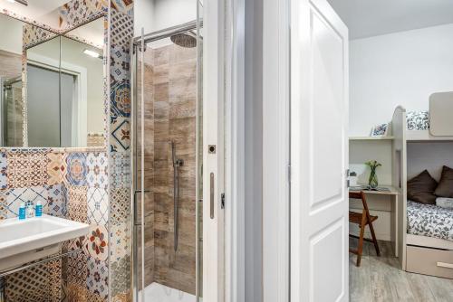een badkamer met een douche en een wastafel bij At Home Sorrento in Sorrento