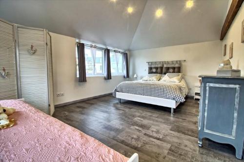 a bedroom with two beds in a room at L'Arrozoir du Jardin Botanique in Bayeux