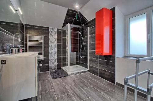 La salle de bains est pourvue d'une douche, d'un lavabo et d'une fenêtre. dans l'établissement L'Arrozoir du Jardin Botanique, à Bayeux
