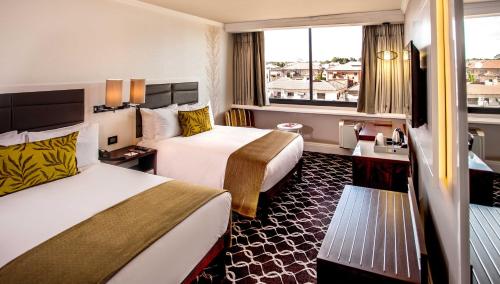 范德拜爾帕克的住宿－Riverside Sun，酒店客房设有两张床和窗户。