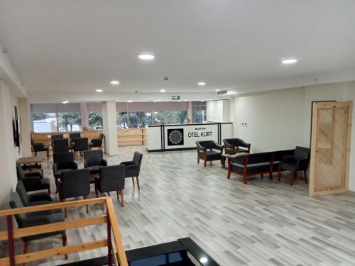 a waiting room with chairs and a grand piano at KURT OTEL in Degirmen