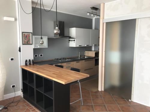 a kitchen with a wooden counter top in a room at Da Nenna Bilocale indipendente in Pescantina