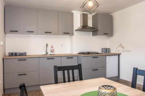 Η κουζίνα ή μικρή κουζίνα στο Apartamenty Pod Jaworzem
