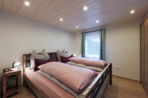 1 Schlafzimmer mit 2 Betten und einem Fenster in der Unterkunft Glühwürmchen Cottage in Oberaudorf