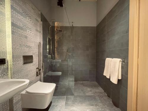 La salle de bains est pourvue de toilettes, d'un lavabo et d'une douche. dans l'établissement Casa Rural La Cabrentà, à Estubeny
