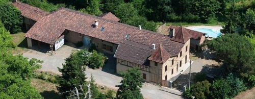 an overhead view of a large house with a pool at Domaine de la Source in Sainte-Christie-dʼArmagnac