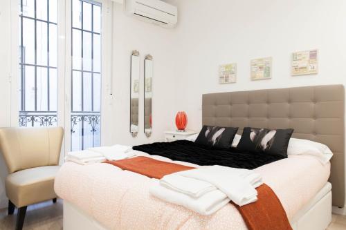 Llit o llits en una habitació de For You Rentals NEW Design Apartment Puerta del Sol PRE10C