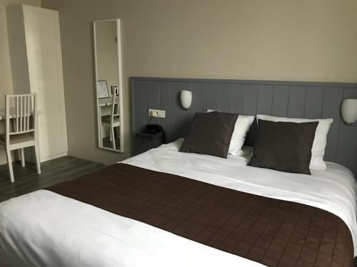 Cama ou camas em um quarto em Logis Hotel Galland