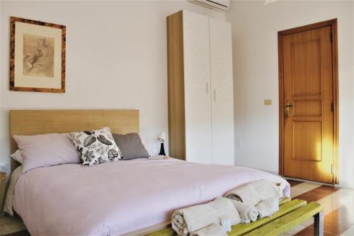 una camera da letto con un grande letto con asciugamani di B&B Agorà a Biccari