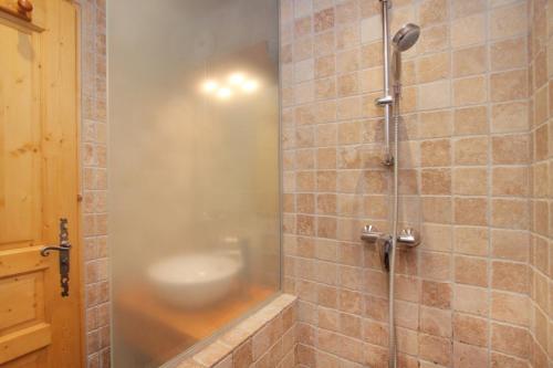 La salle de bains est pourvue d'une douche et d'un lavabo. dans l'établissement la levanna, à Les Deux Alpes