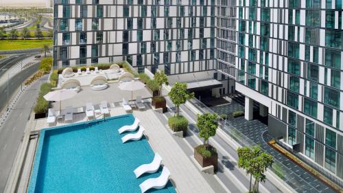 Staybridge Suites Dubai Al-Maktoum Airport, an IHG Hotel veya yakınında bir havuz manzarası