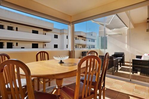 a dining room with a table and chairs and a balcony at Apartamento Vista Mar in Lagos