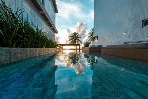 Apto Com Jacuzzi na Beira mar de João Pessoa no Branco Hausの敷地内または近くにあるプール