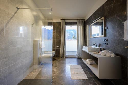 Kylpyhuone majoituspaikassa Hotel Bruneck Design-Apartments