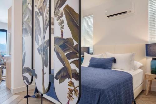 1 dormitorio con 1 cama con manta azul en Ada Dreams City en Fethiye